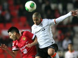 El defensa del Nastic, Ramón Verdú lucha un balón con el centrocampista argenilio del Valencia Sofiane Feghouli. EFE /