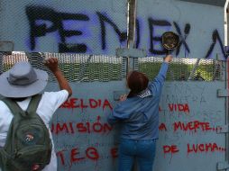 Integrantes del Morena se manifiestan con piedras, palos, tubos y cacerolas afuera del Senado. EFE /