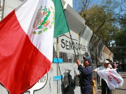 Las protestas afuera del Senado continúan por parte del Movimiento de Regeneración Nacional. EFE /
