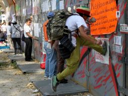 Integrantes de Morena se manifiestan a las afueras del Senado en contra de la reforma energética. NTX /