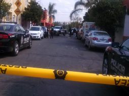 Policías tapatíos realizan indagatorias en el área de la balacera.  /