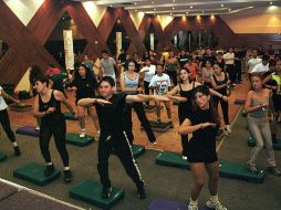 Practicar aeróbics, entre otras actividades, son importantes para el cuerpo dados los múltiples beneficios que arrojan. ARCHIVO /