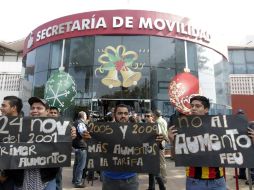 Integrantes de la FEU protestaron afuera de Movilidad por el posible incremento en la tarifa del transporte público.  /