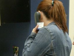 Advierten de llamadas telefónicas con lada de otro estado del país que en ocasiones son un juego de engaños para obtener dinero. ARCHIVO /