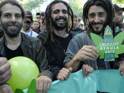 Manifestantes realizan una marcha a las afueras del Palacio Legislativo a favor de la legalización de la mariguana. AFP /