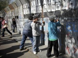 Militantes de Morena se han manifestado en las afueras del Senado mientras se debate la reforma energética. SUN /