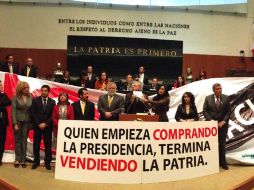 Legisladores opositores ''tomaron'' la tribuna por unos minutos, durante la sesión en el Senado de la República. SUN /