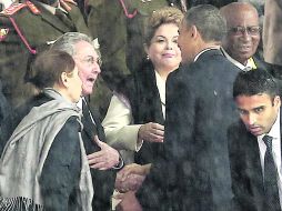 Acercamiento. Raúl Castro, presidente de Cuba, estrecha la mano del mandatario estadounidense Barack Obama. AFP /