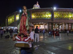 Un asistente a la celebración carga una imagen de la Virge de Guadalupe. NTX /