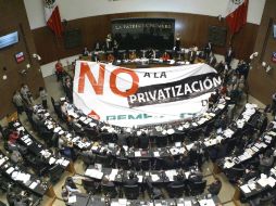 Legisladores opositores tomaron la tribuna cuando faltaban cinco oradores para su votación. NTX /