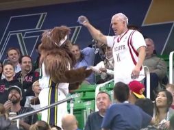 Ambos fueron controlados y sacados del lugar, no sin antes haber brindado todo un espectáculo. ESPECIAL /