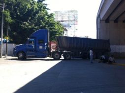 Transportistas usan sus unidades para bloquear las calles. TOMADA DE @renecitos  /