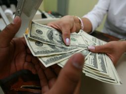 El tipo de cambio para solventar obligaciones en moneda extrangera pagaderas en la República Mexicana es de 12.9342 pesos. ARCHIVO /
