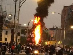 En medio de la protesta, jóvenes incendiaron un árbol de navidad. Tomada del twitter @SuperLatigazo. ESPECIAL /
