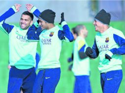 Los culés Dani Alves, Neymar y Adriano se preparan para el duelo ante el Submarino Amarillo. EFE /