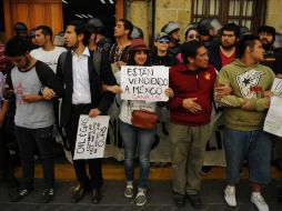 Manifestantes en contra de la reforma energética permanecen afuera del Congreso local, el ánimo es de tensión.  /