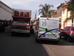 Una camioneta de tres toneladas cargada de artesanías de barro pasaba por el lugar.  /