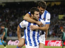 El delantero de la Real Sociedad Imanol Agirretxe (i) celebra con su compañero Xabi Prieto el gol marcado. EFE /