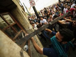 Durante el sábado, jóvenes se manifestaron a las afueras del Congreso local en contra de la reforma energética. ARCHIVO /