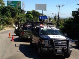 Policías resguardan las vialidades que se vieron afectadas por el bloqueo de transportistas. ARCHIVO /