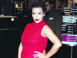 Kim Kardashian es famosa por ser una ''gordibuena'', gracias a sus grandes caderas y pechos. ARCHIVO /