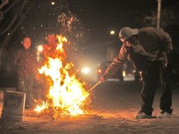 La ''tradición'' de encender una fogata podría ser costoso. La multa llegaría a alcanzar hasta 20 mil salarios mínimos. ARCHIVO /