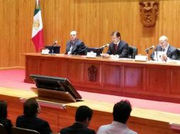 Tonatiuh Bravo (c) señala que aún falta la llegada de otras bolsas para el 2014. ESPECIAL /