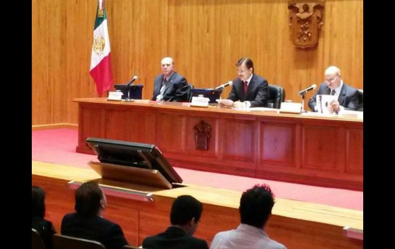 Tonatiuh Bravo (c) señala que aún falta la llegada de otras bolsas para el 2014. ESPECIAL /