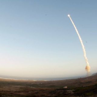 EU dispara misil balístico 'Minuteman' desde California