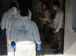 Personal del Instituto Jalisciense de Ciencias Forenses realizaron los peritajes del hecho. ARCHIVO /