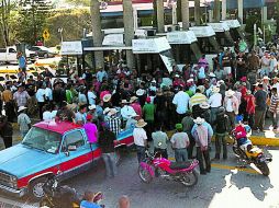 Cientos de maiceros cerraron varias carreteras en el Estado, entre ellas la autopista Guadalajara-México, en la caseta de Ocotlán.  /