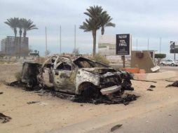 Vista del vehículo calcinado donde presuntamente viajaban los atacantes. TOMADA DE @kalifroo  /
