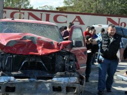 Aspecto de la camioneta con que atropellaron a los jóvenes. SUN /