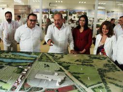 Carlos Slim (c) inaugura junto al gobernador Javier Duarte (i) la primera etapa del proyecto 'Nuevo Veracruz'. SUN /