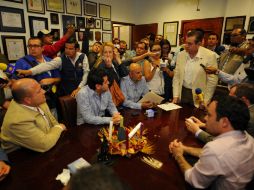 Luis Carlos Nájera recibió en su oficina a nueve representantes del partido.  /