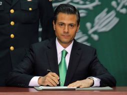 El Presidente Enrique Peña Nieto al momento de promulgar la reforma energética este día en Palacio Nacional. NTX /