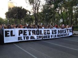 Los manifestantes piden por medio de pancartas y cartulinas, que no se privatice el petróleo. Tomada del twitter @adituzita. ESPECIAL /