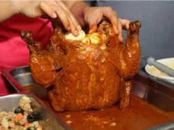 Recomiedan que antes de acudir a alguna celebración se ingieran alimentos sanos antes del plato fuerte para consumir menos. EFE /