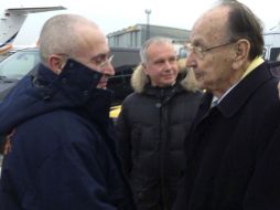 Hans-Dietrich Genscher saluda a  su protegido Jodorkovsky en la terminal del aeropuerto de Berlín. EFE /