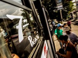 Los tapatíos despertaron con un precio de siete pesos para abordar los camiones.  /