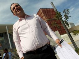 Monraz, al momento de entregar el documento en Ciudad Judicial.  /