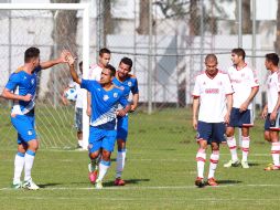Los Gallos mostraron una mejor idea futbolística ante un equipo de Chivas que se vio perdido en la cancha.  /