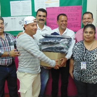 Entregan en Vallarta uniformes a carteros