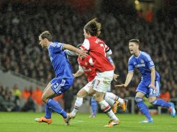 El jugador del Arsenal Tomas Rosicky disputa el balón con Branislav Ivanovic del Chelsea EFE /