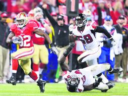 Kendall Hunter acarrea el ovoide hasta la yarda dos de Atlanta, ante la caída del apoyador Stephen Nicholas. AP /