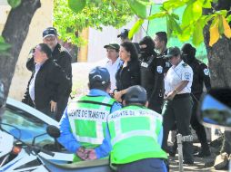 Policías trasladan a Raquel Alatorre, líder del grupo de mexicanos, del penal de El Chipote al aeropuerto. AP /