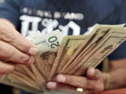 En la jornada cambiaria de este martes, el dólar ganó cinco centavos. ARCHIVO /