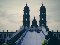 Los niños disfrutaron en grande el tobogán de nieve instalado en Zapopan, a pesar de la lluvia que se hizo presente.  /