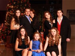 En la imagen, la presidenta del DIF aparece acompañada por su esposo y sus seis hijos. ESPECIAL /