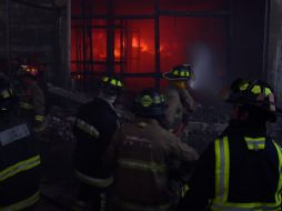Bomberos y voluntarios de Protección Civil coincidieron en señalar que la bóveda central se mantiene en pie. ARCHIVO /